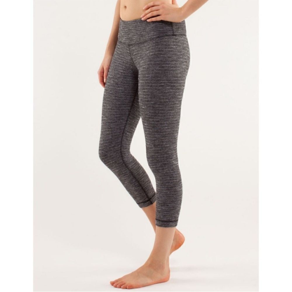 Lululemon Wunder Under Pant Ill Coco Pique Crop in 
Black White Size 4